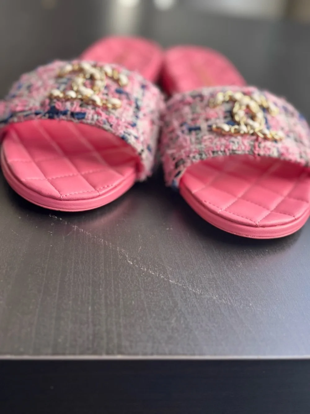 EUC CHANEL 23P Women’s Pink Tweed Slide Sandals with Gold Chain Accent Size 38.5